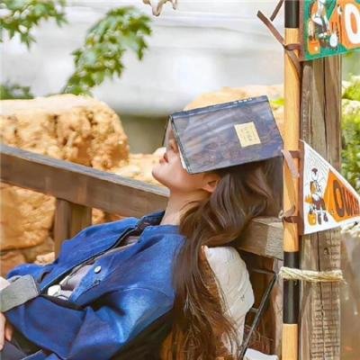 使用下方 20 个影片名，按顺序一一对应，不要改动片名文字，只根据片名和括号内类型提示来虚构全新的故事内容： 地窖 一触即爆 方块皇后 斗·鼓 飞翔吧！战机少女 蓝胡子的第八任妻子 炎热的明天 伟大艺术 第一季 有希望的男人 戏说乾隆第二部 12岁的少年 24小时第五季 风流一代 考死2:教学实习 蓝色长袍 战斗的青春 我要你幸福 老人交响乐团 唐璜艳史 处于精神崩溃边缘的侦探